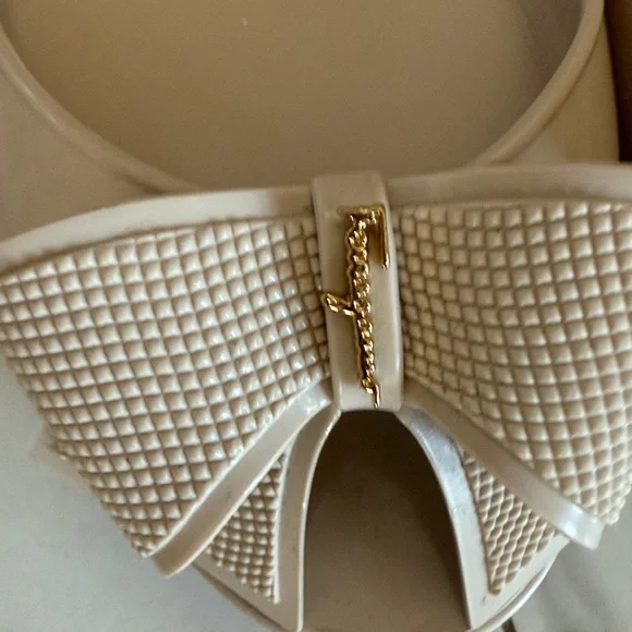 Ferragamo size 9 beige jelly shoes - Picture 2 of 7
